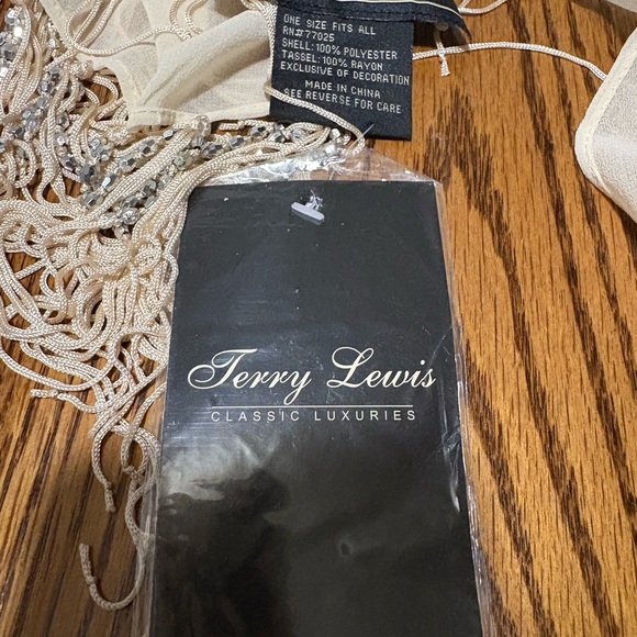 Terry Lewis Classic Luxuries Cream Scarf - Picture 2 of 4